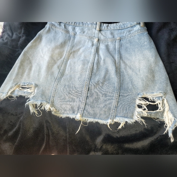 FREE PEOPLE 🤩 Distressed Button Down Jean Skirt Size 6 100% Cotton!!!! 🥰 - Picture 14 of 14